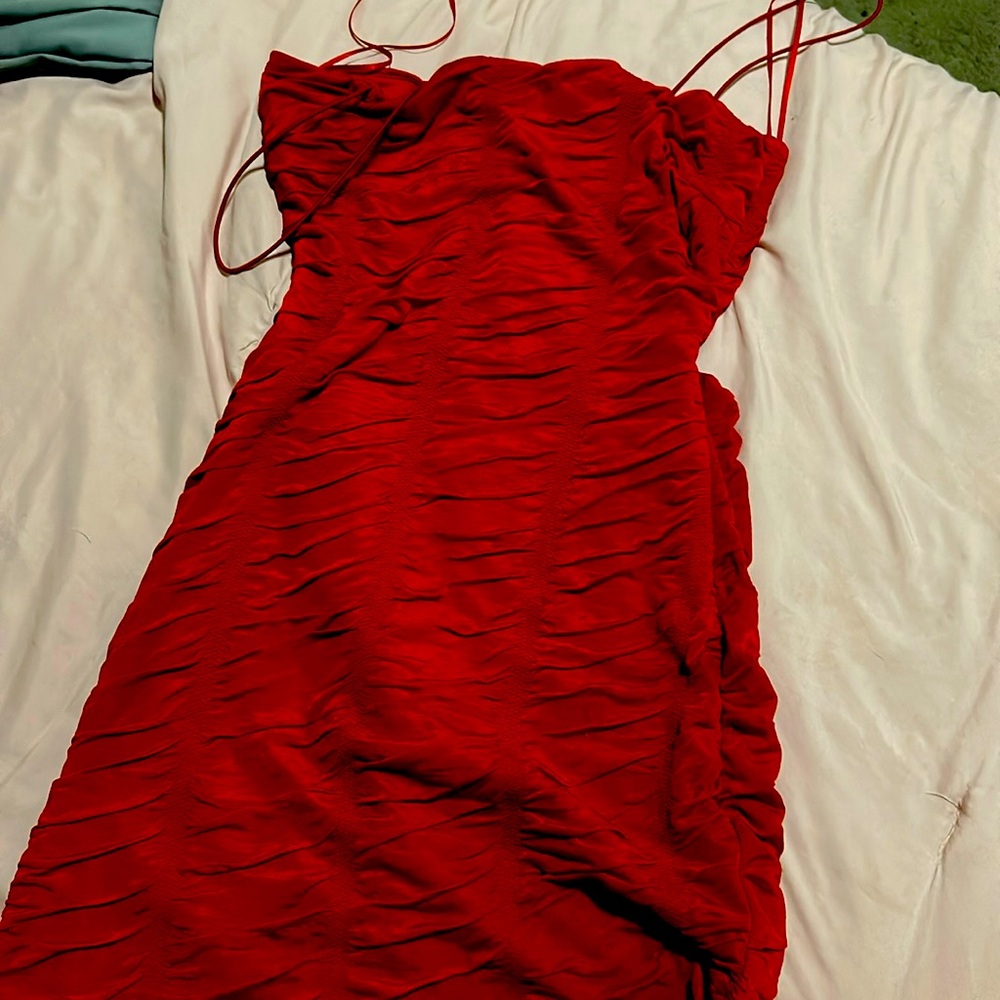 I am selling a few items that don’t fit me know more if someone would like.